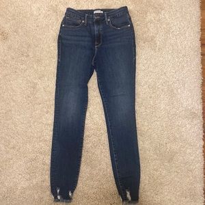 Good American jeans-dark Denim, skinny Jean frayed at ankle